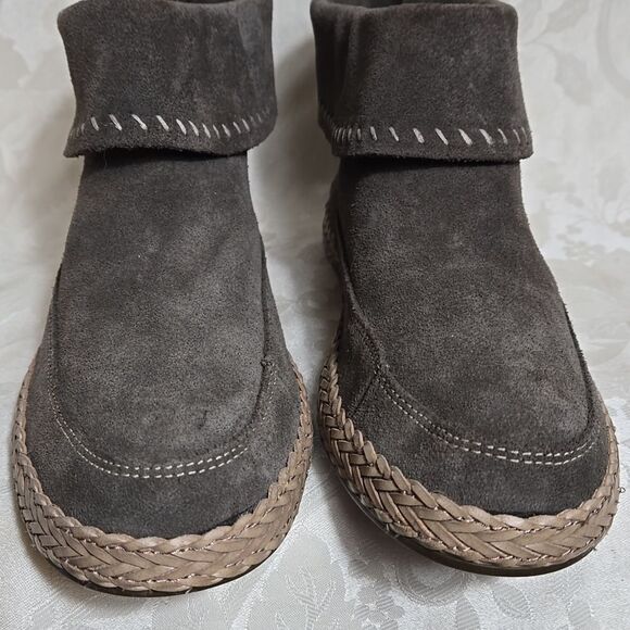 Ugg Suede Gray Foldover Mocassin Boots - Picture 5 of 8